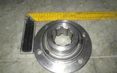 Фланец редуктора моста d-180, 4 отверстия, крупный шлиц HOWO (AZ91140155)