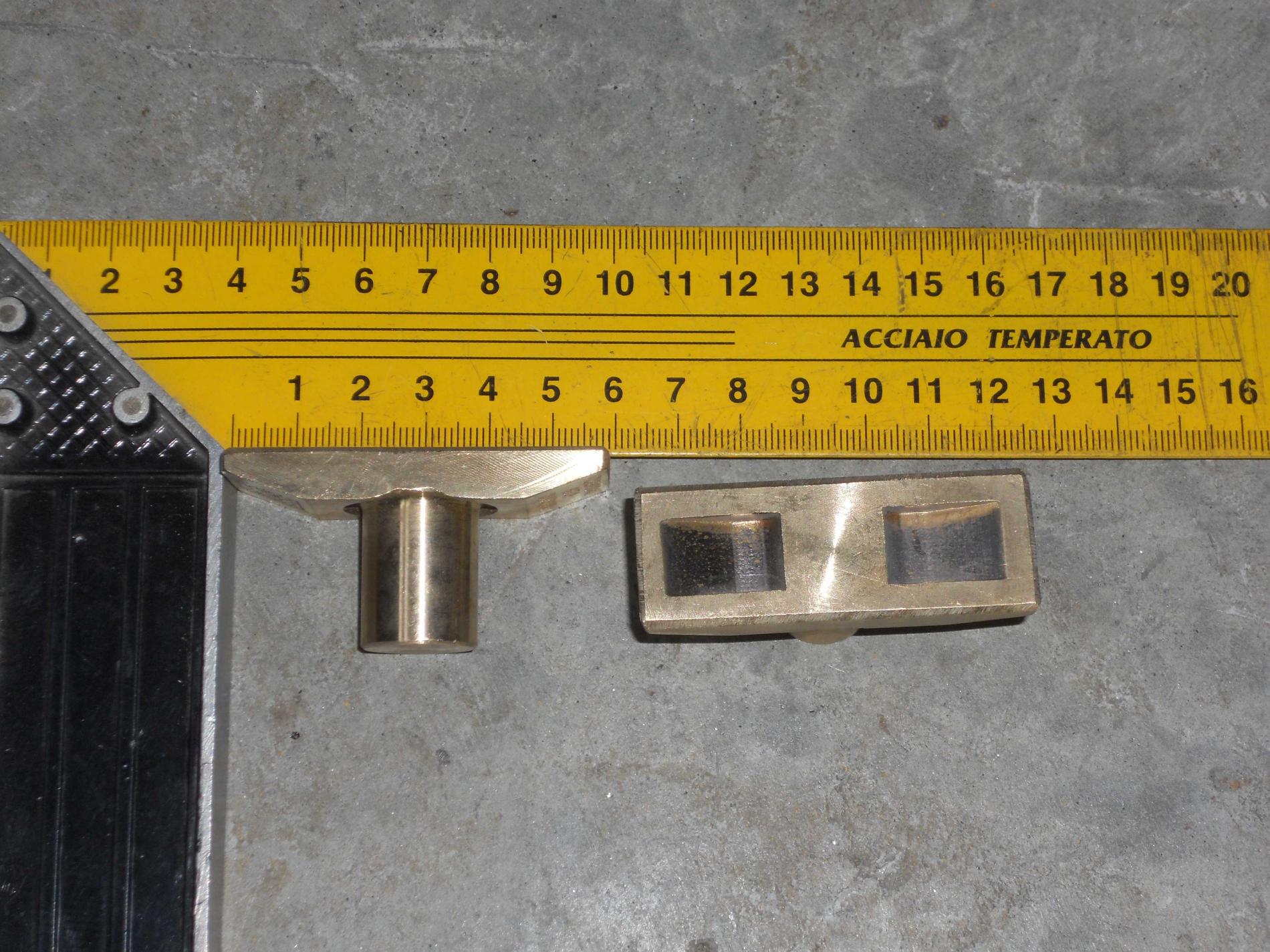 Сухарь переключения повышенной-пониженной передач КПП HW18709 HOWO WG2229100042 AZ22229100022