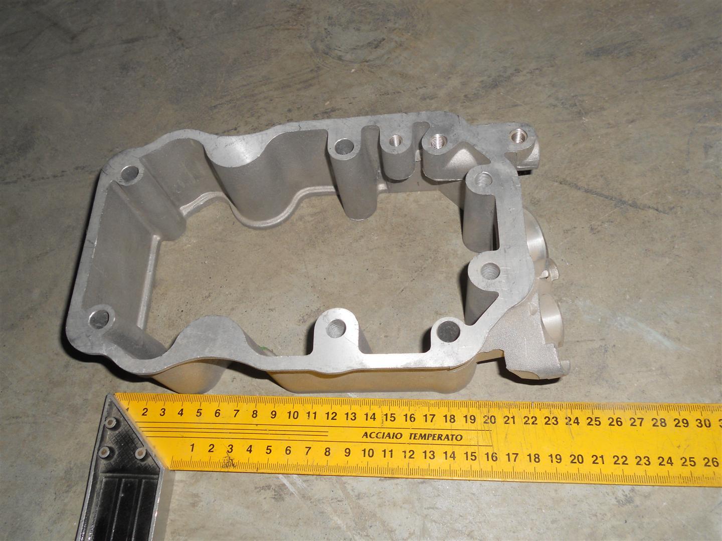 Крышка головки блока цилиндров средняя HOWO VG1540040019