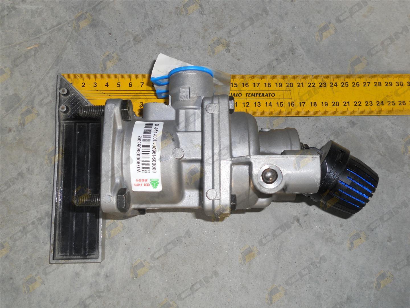 Кран тормозной главный (подпедальный) Евро 3 HOWO WG9000360530